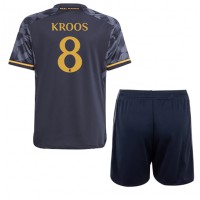 Real Madrid Toni Kroos #8 Replika babykläder Bortaställ Barn 2023-24 Kortärmad (+ korta byxor)